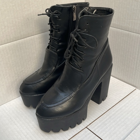 MONDAY Gothic Heels - Picture 3 of 5